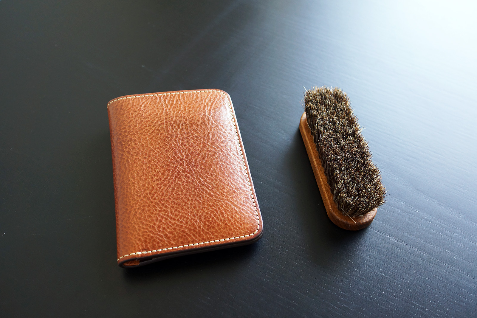 革に惚れた。キャッシュレス向けの二つ折り財布 – 土屋鞄製造所 