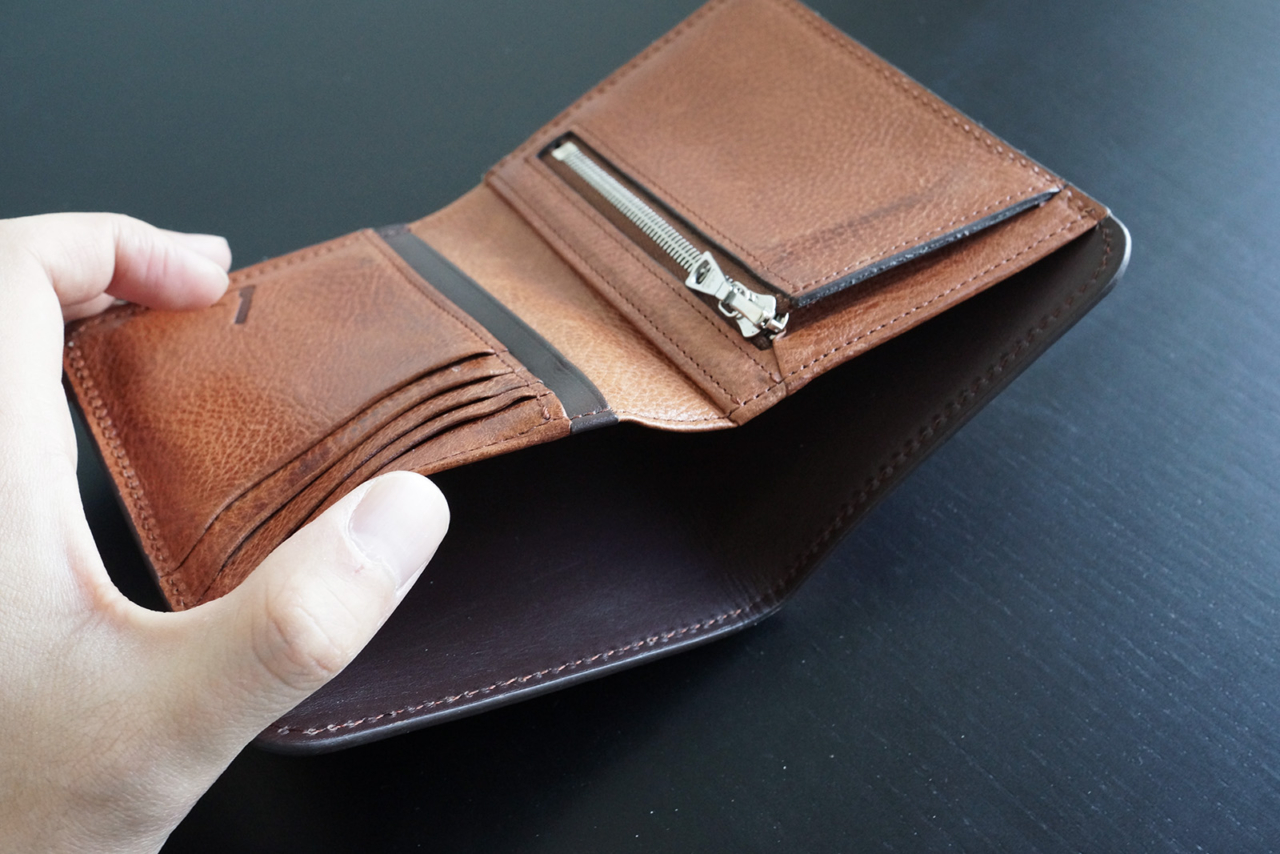 革に惚れた。キャッシュレス向けの二つ折り財布 – 土屋鞄製造所 ウルバーノ ジャケットパース レビュー | Gear Design
